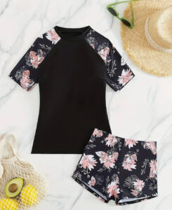 Traje de baño negro con flores rosas